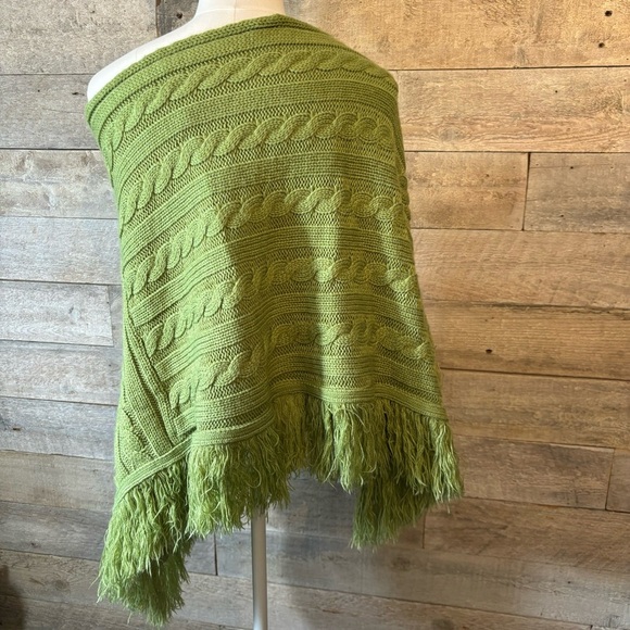 🛍️3/$30 Heather VB. women’s green fringed cableknit shawl poncho sweater cape - Picture 3 of 4